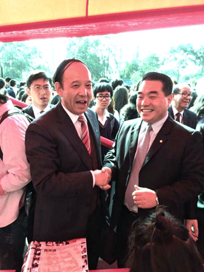 秘鲁中资企业协会副会长、中石油秘鲁国家公司总经理陈金涛到bat365展台与赛云秀书记进行亲切交谈 - 副本.jpg