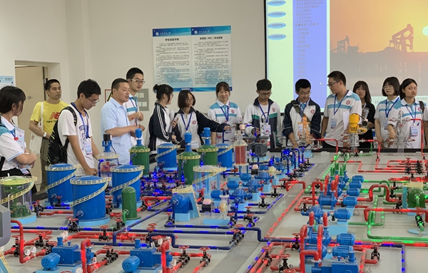 2长庆二中师生代表一行参观集输实训室 - 副本.JPG