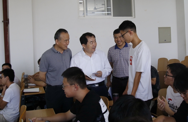 与学生交流_MG_5752 - 副本.JPG