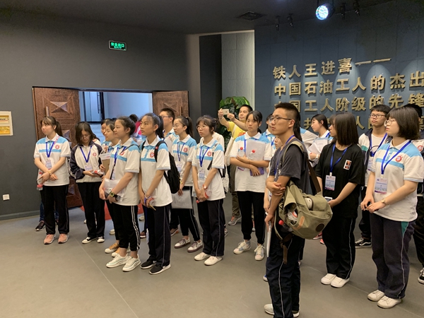 3长庆二中师生代表一行参观铁人馆 - 副本.JPG