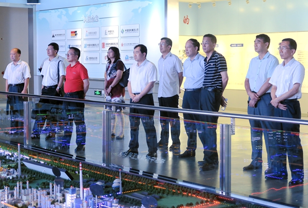 赛云秀书记、李天太校长一行参观神华宁夏煤业集团宁东化工能源基地3 - 副本.JPG