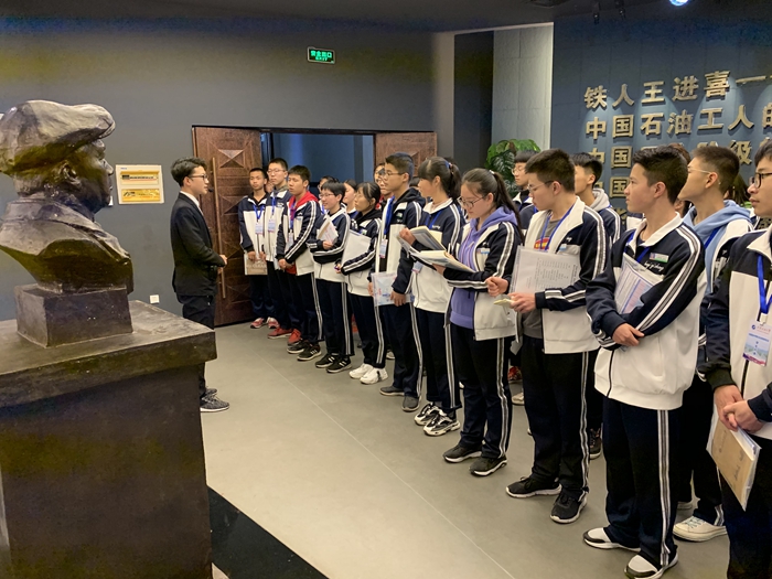 5西安市鄠邑区第一中学师生代表一行参观铁人馆 - 副本.JPG