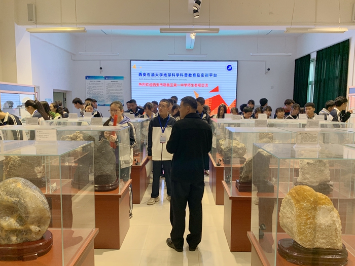4西安市鄠邑区第一中学师生代表一行参观地质科普展览馆 - 副本.JPG