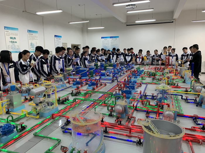 3西安市鄠邑区第一中学师生代表一行参观集输实训室 - 副本.JPG