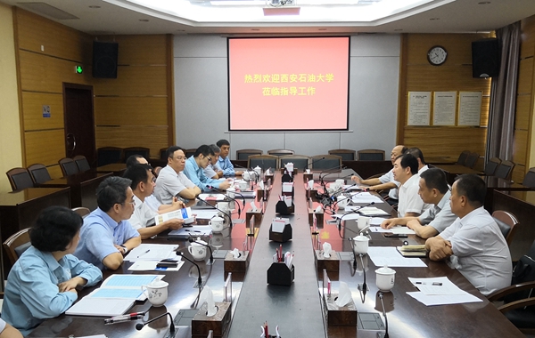 李天太校长与茂名石化公司领导座谈.jpg