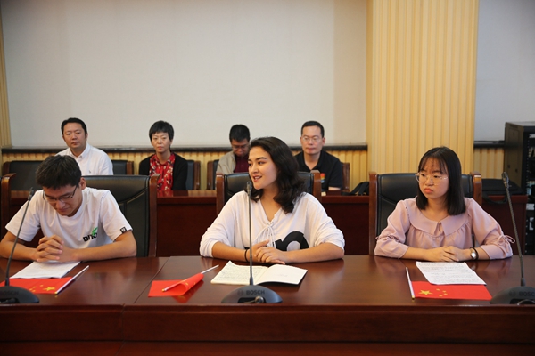 学生座谈2 - 副本.jpg