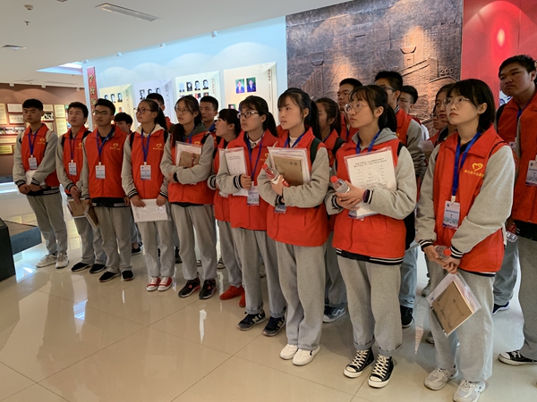 宝鸡市陈仓高级中学师生代表一行参观校史馆.JPG