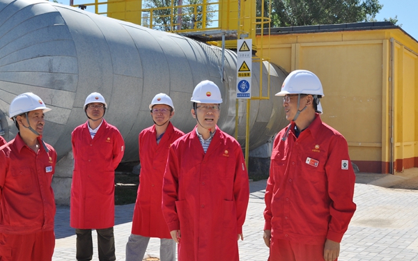 雷西合书记走访华北油田公司二连公司 - 副本.JPG