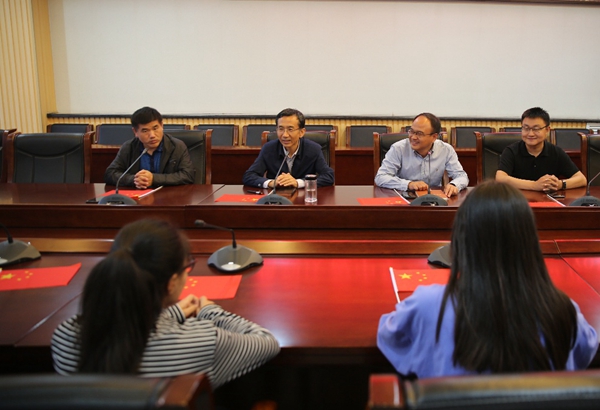 学生座谈 - 副本 (2).jpg