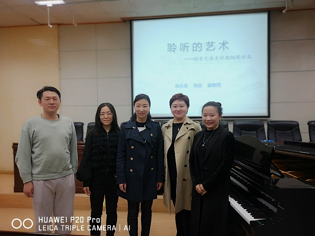 一群穿制服的人站在一起描述已自动生成