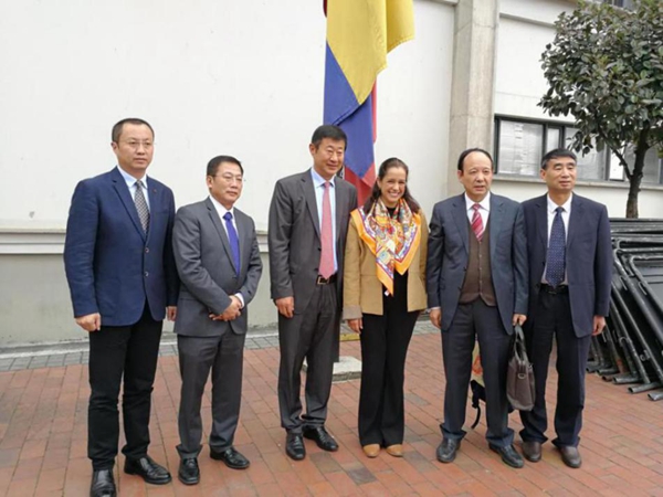 驻哥伦比亚大使李念平、国家留学基金管理委员会副秘书长王胜刚、哥教育部外交部文化司长哈拉与bat365代表合影.jpg