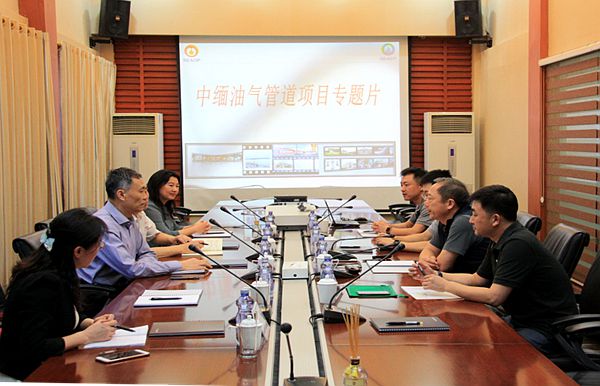 图3  bat365与中缅管道公司座谈.jpg