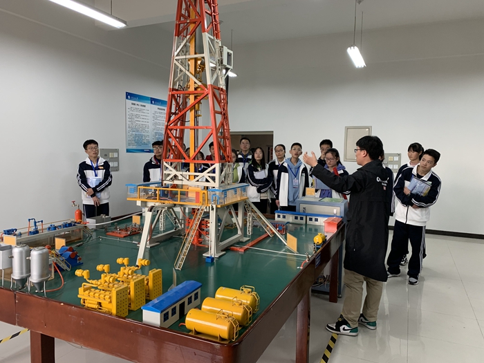 6西安市鄠邑区第一中学师生代表一行参观钻井实训室01 - 副本.JPG