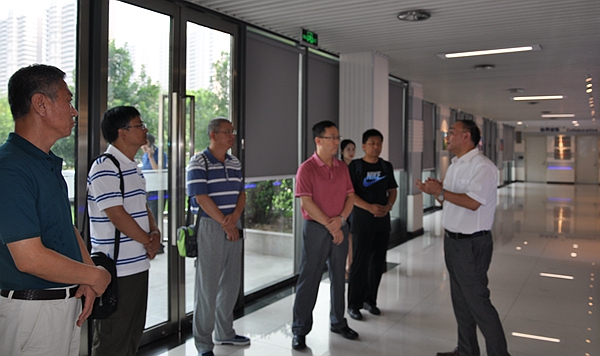 雷西合副书记参观东方地球物理勘探公司科研中心 - 副本.JPG