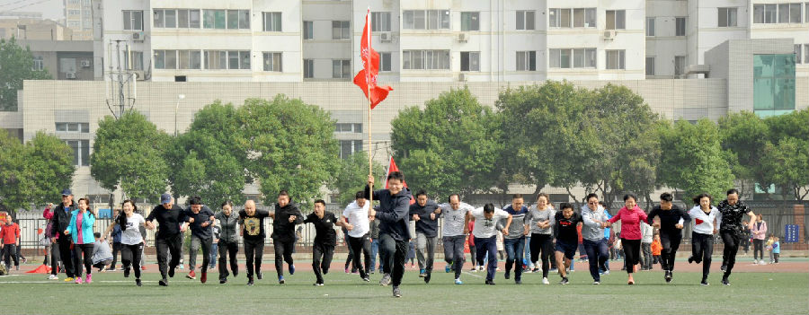 后勤职工20人挽臂跑英姿.jpg